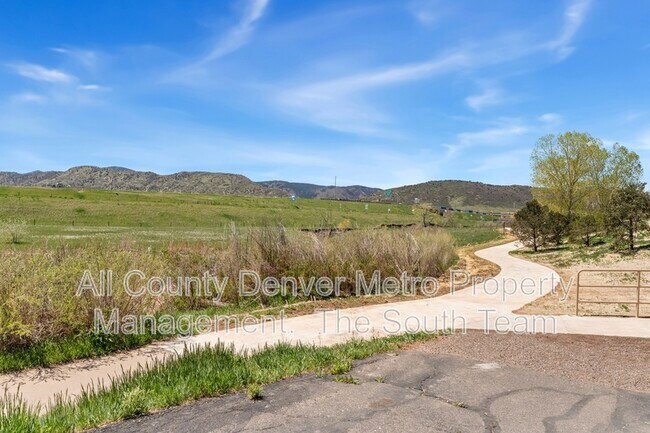 Building Photo - 8427 S Hoyt Way