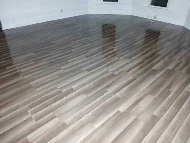 Building Photo - Spacious & Affordable Home In Lima!