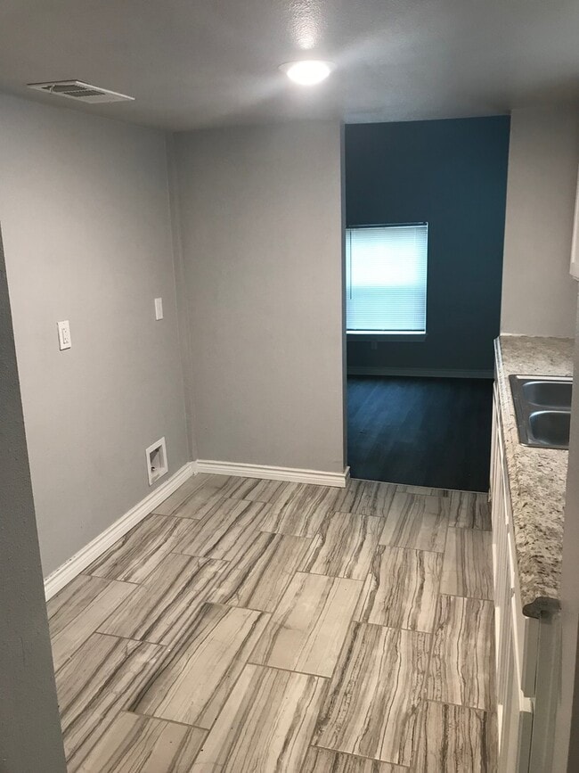 Building Photo - 512 Graham Ave