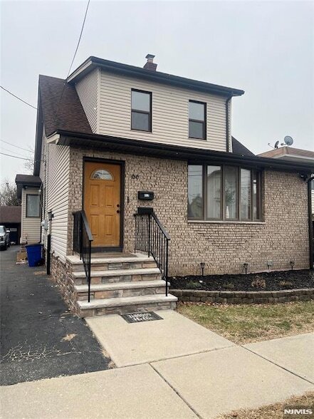 Building Photo - 66 Tuttle St