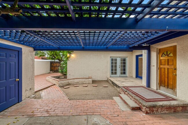 Building Photo - 2401