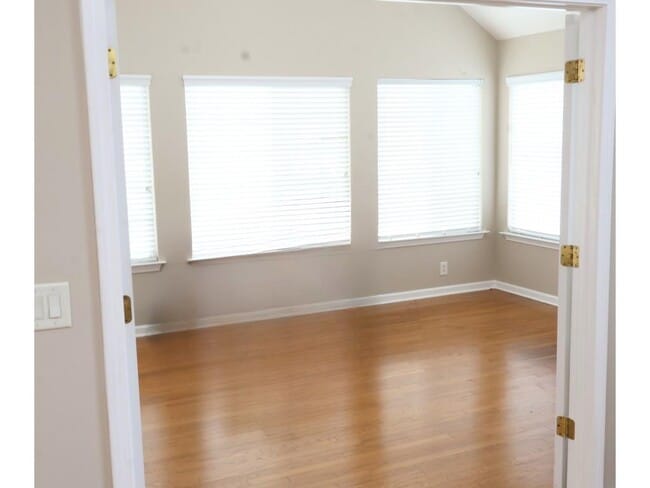 Building Photo - 3204 Village Ln