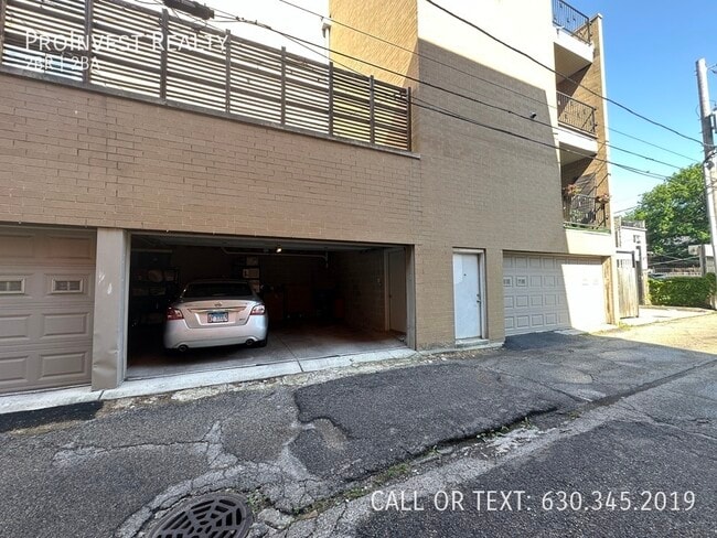 Building Photo - 2144 W Schiller St