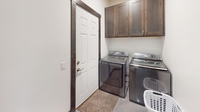 Building Photo - Partially Furnished Home