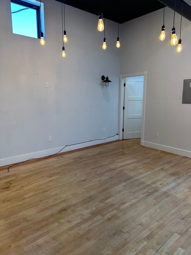 Building Photo - 212 E 1st St