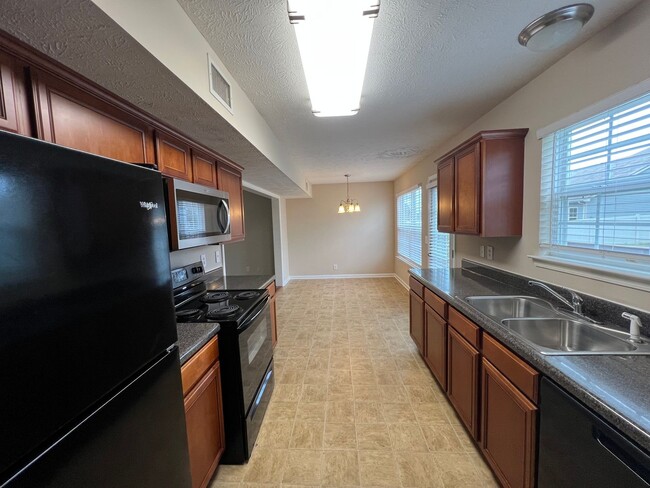 Building Photo - Cute 3 BR 2.5 BA Home Located in Culdesac in Evergreen Farms