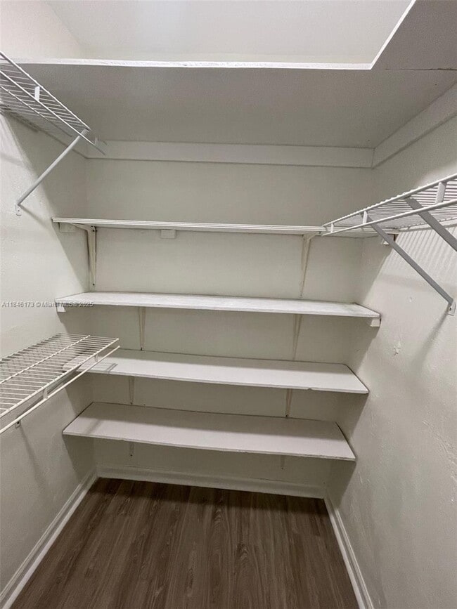 Building Photo - 10905 N Kendall Dr