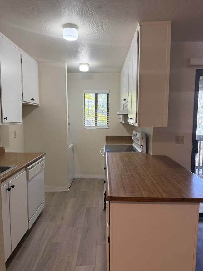 Building Photo - 1 Bedroom Condo for Rent South Reno (Donner Creek Village)