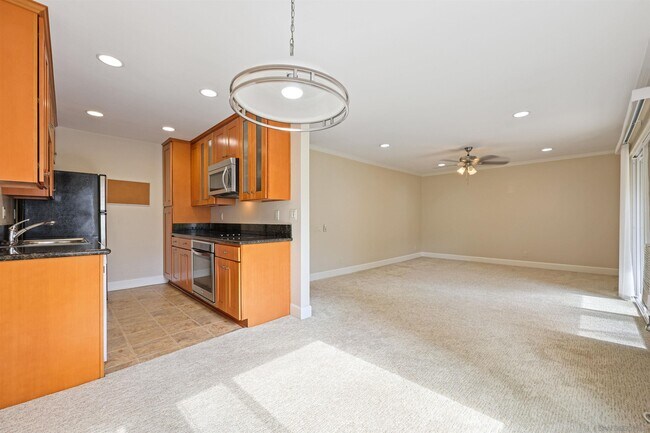 Building Photo - 8515 Villa La Jolla Dr