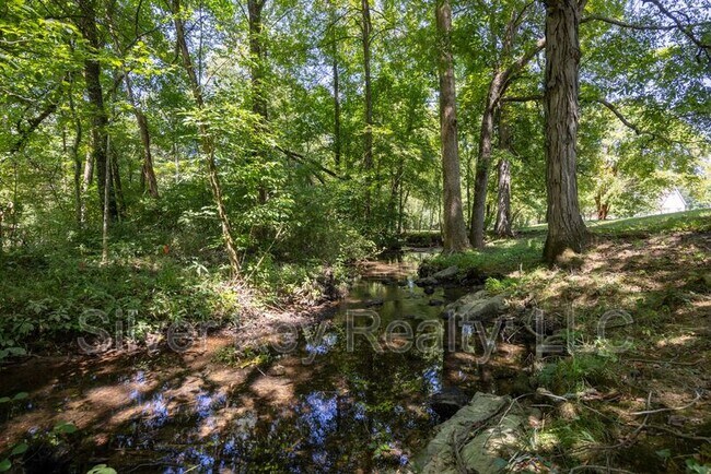 Building Photo - 1725 Brookwood Dr NE