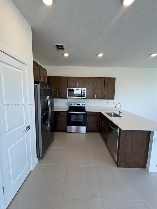 Building Photo - 196 NE 13th Ave