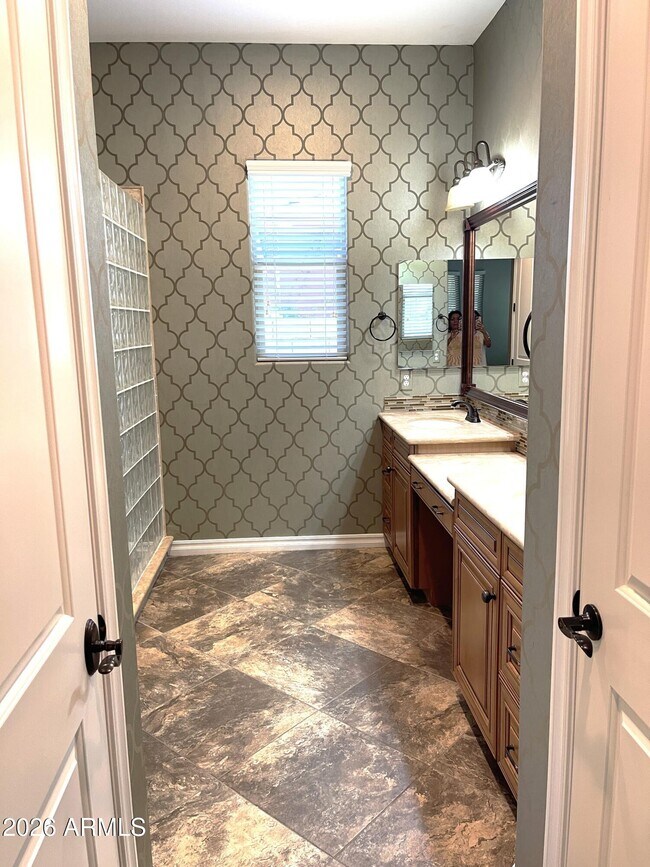 Building Photo - 2543 E Penedes Dr