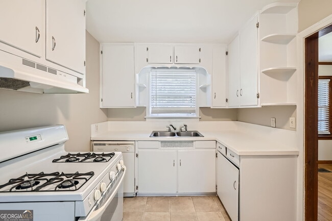 Building Photo - 3043 Cloverhurst Dr