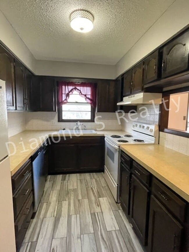 Building Photo - Charming 3 Bedroom Home Available Early July!