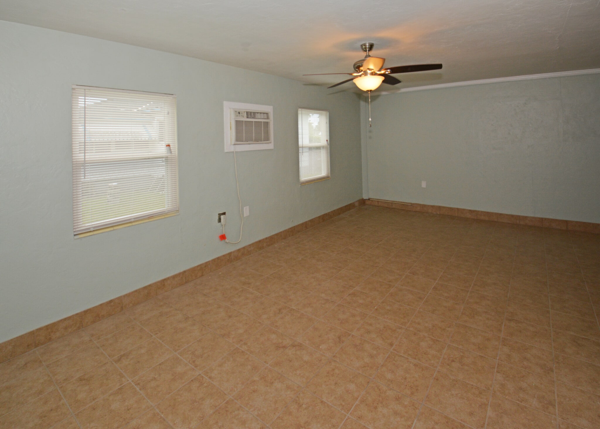 Living room - 5009 TANGERINE AVE S