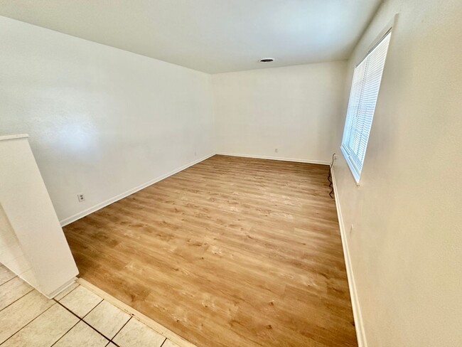 Building Photo - AVAILABLE NOW !!