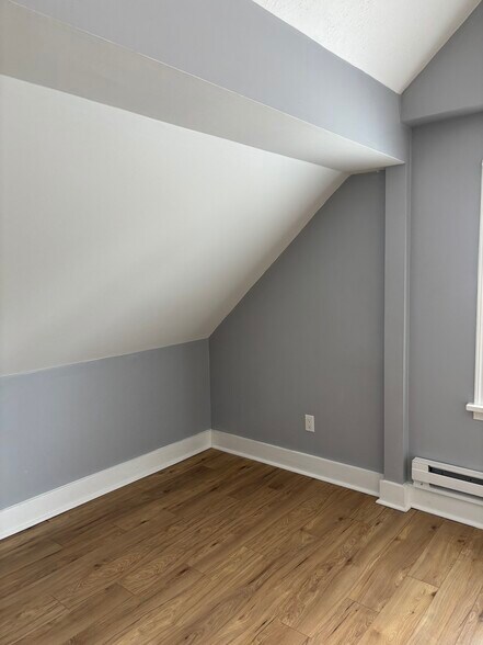Building Photo - 210 1/2 Belden St