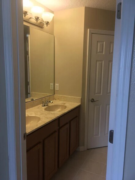 Building Photo - 10316 Fallsgrove St