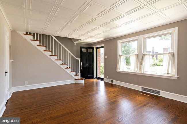 Building Photo - 17 Dowling Ave