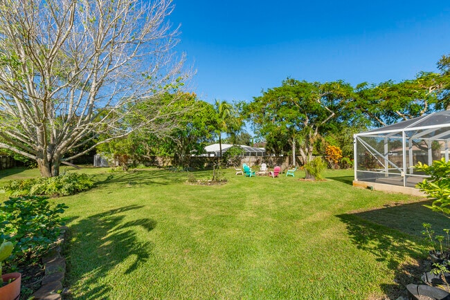 Building Photo - 762 SE River Ln