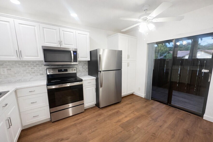 Building Photo - 3950 Cocoplum Cir