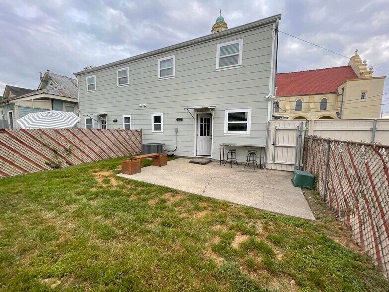 Building Photo - 617 Lavoisier St