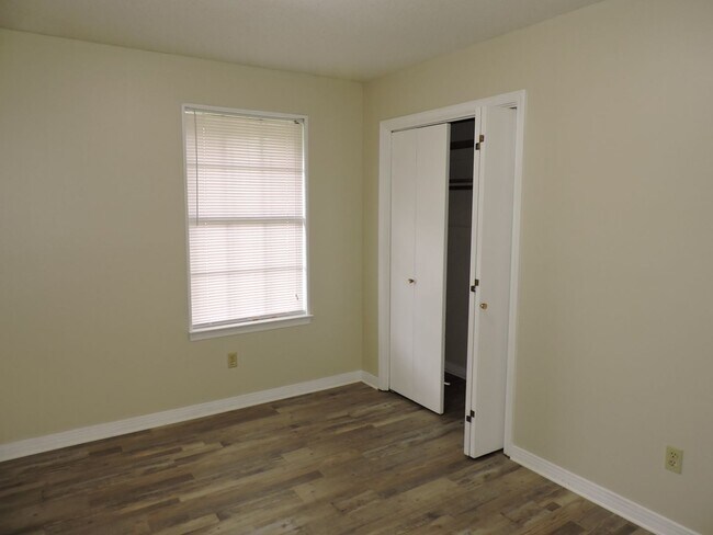 Building Photo - Great Northeast location!