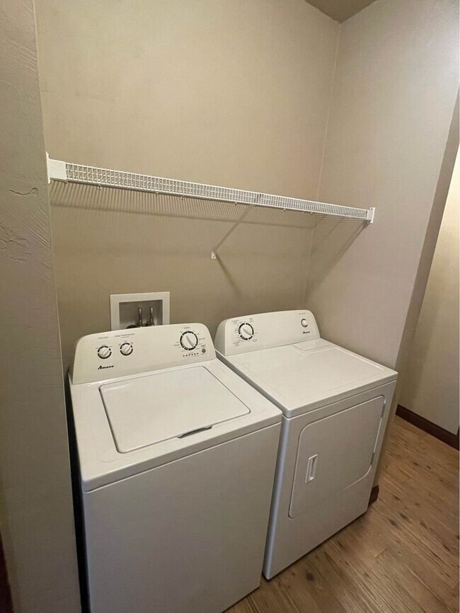 Building Photo - 3117 W Glenpark Dr