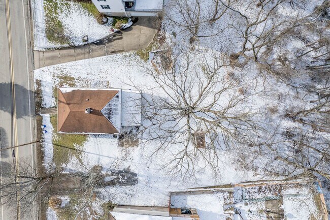 Building Photo - COZY 2 BEDROOM GEM IN THE MONROEVILLE NEIG...