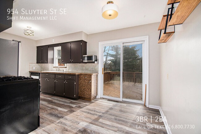 Building Photo - 954 Sluyter St SE