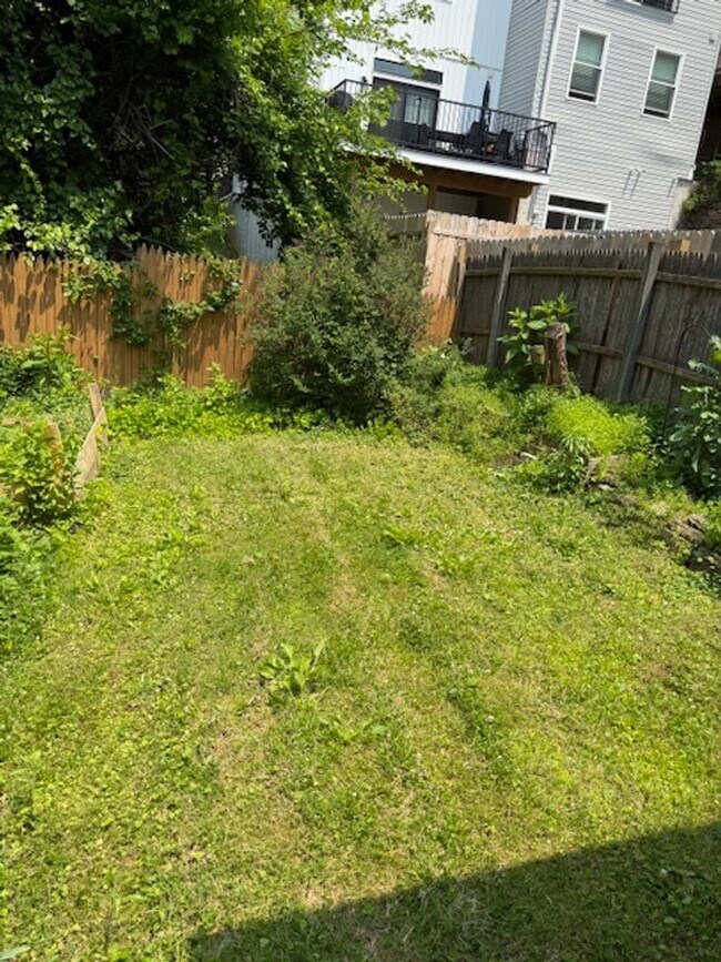Building Photo - Charming 2 Bed, 2.5 Bath Home with Den & B...