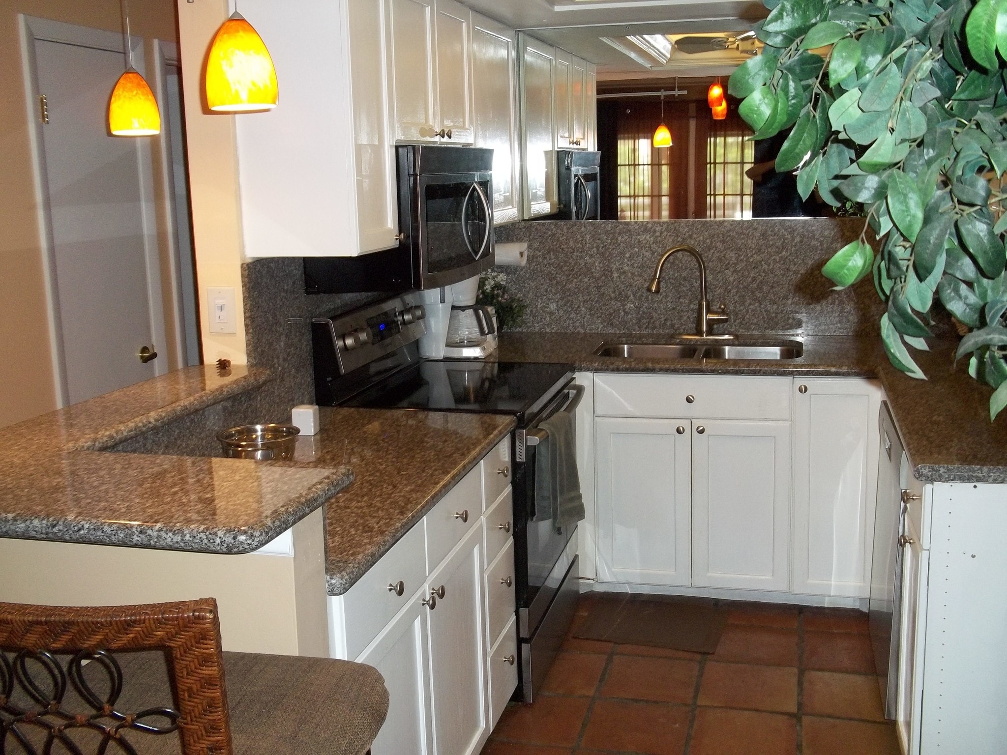 open concept kitchen - 1475 Curlew Ave