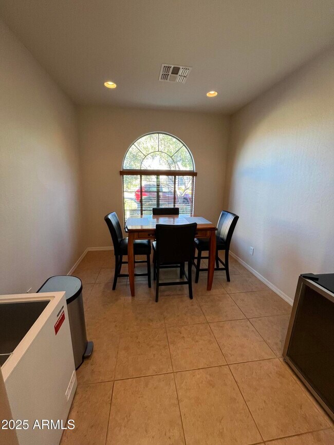 Building Photo - 26197 W Vista N Dr