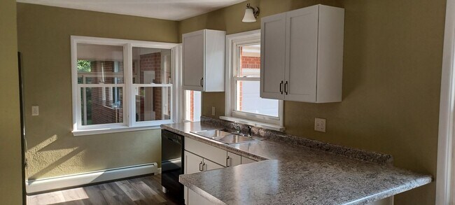 Building Photo - Lovely brick ranch in Millersburg!
