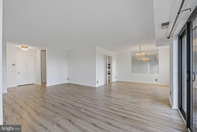 Building Photo - 309 Yoakum Pkwy