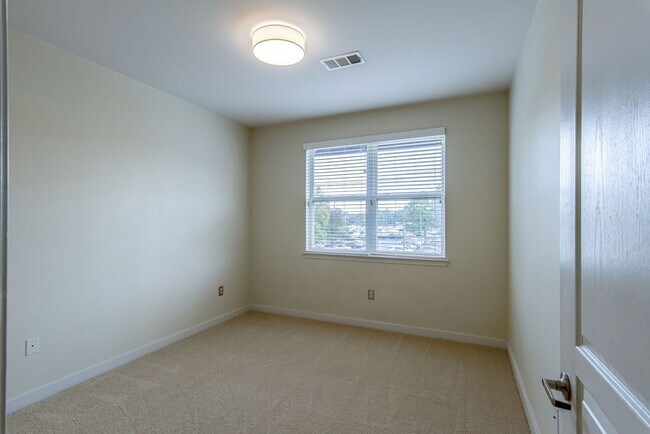 Building Photo - Rare rental opportunity at Bristol West End!