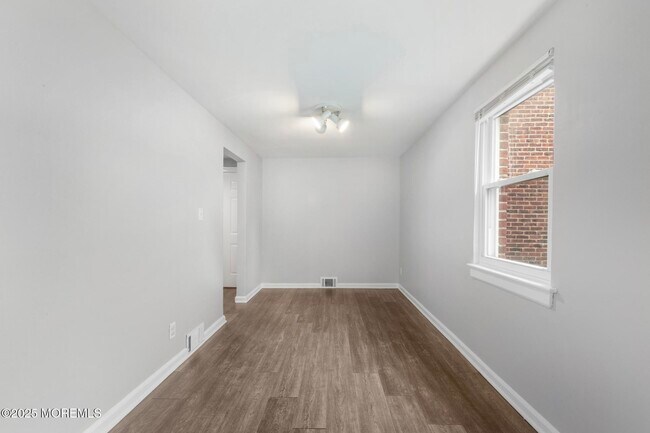Building Photo - 317 Bath Ave