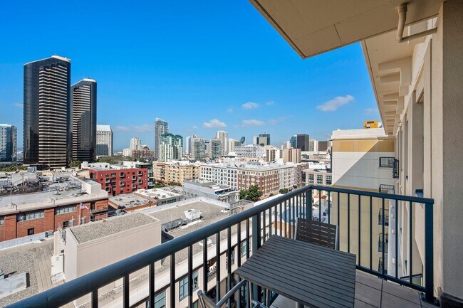 Building Photo - Top Floor Condo in the Gaslamp District!