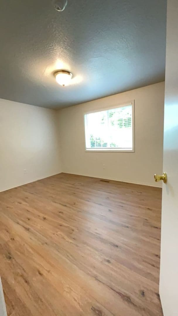Building Photo - 3 Bedroom 2 Bath Home with a 2 Car Attache...