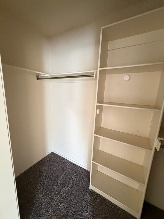 Building Photo - Spacious 3-Bedroom