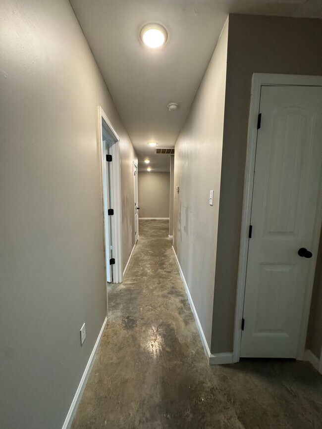 Building Photo - 3 bed / 2 bath duplex Available Now