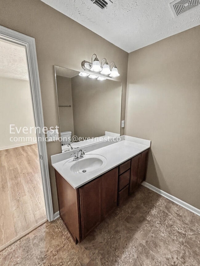 Building Photo - 2 Bed/2.5 Bath Townhome with Fenced Yard / Pet-Friendly / Available Now!