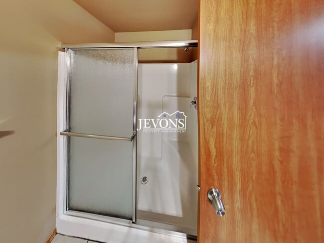 Building Photo - Spacious 3-Bedroom, 2-Bathroom Apartment in Central Yakima