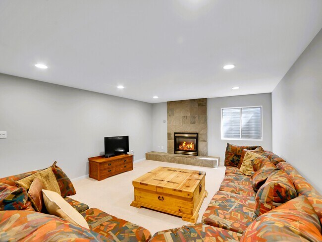 Building Photo - 2215 Island Point