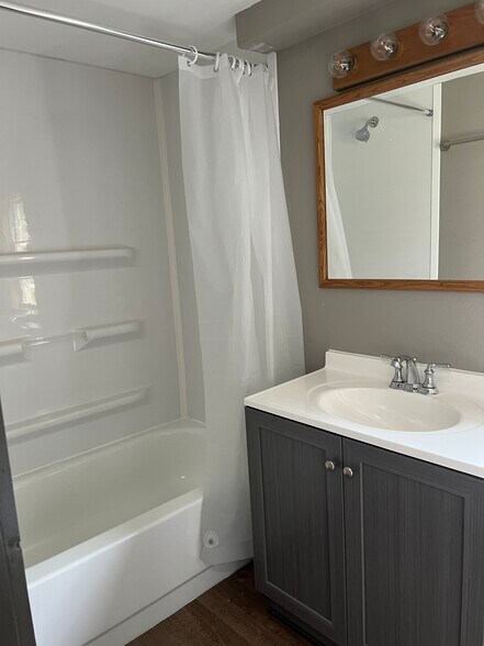 Building Photo - 703 Union St