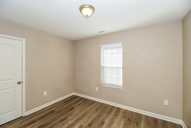 Building Photo - 109 Lookout Point Pl