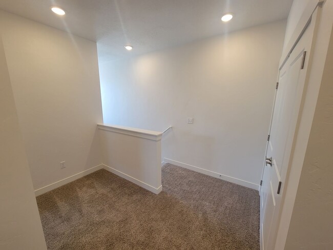 Building Photo - GORGEOUS Spacious Town Home