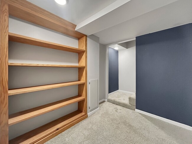 Building Photo - 2729 Vernon Ave S