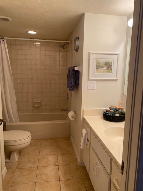 Guest bath - 15171 Cedarwood Ln