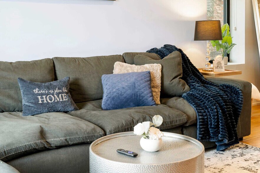 Building Photo - 109 S Paulina St